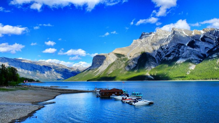 lake-minnewanka-banff-canada-4000x2248